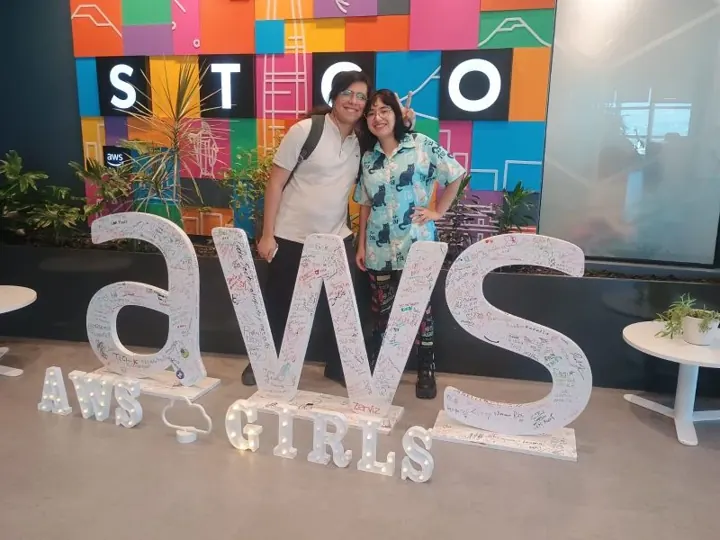 Letras de AWS y AWS Girls en las oficinas de AWS Chile