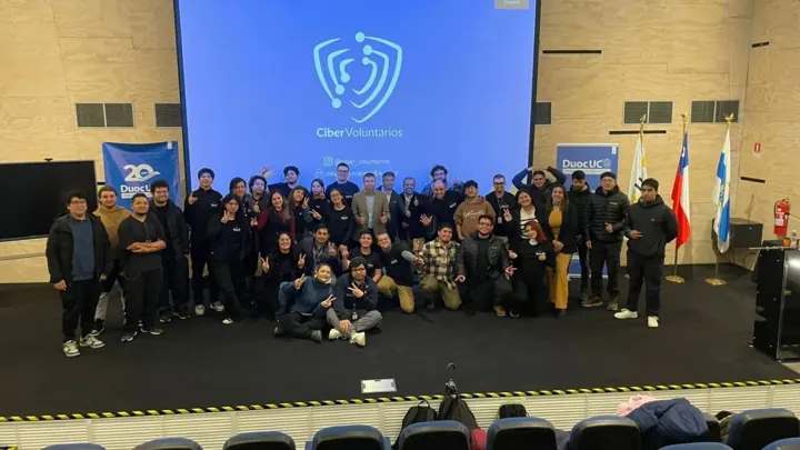 Asistentes al lanzamiento de CiberVoluntarios frente a la pantalla del programa
