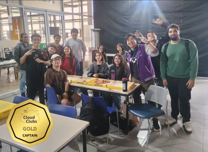 Integrantes del AWS Cloud Club de Duoc UC Plaza Vespucio con la insignia Gold