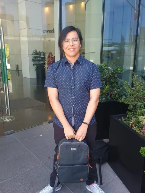 Con una mochila de IBM al iniciar la práctica profesional