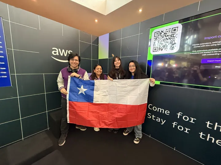 Con la bandera de Chile en el stand de AWS de Nerdearla